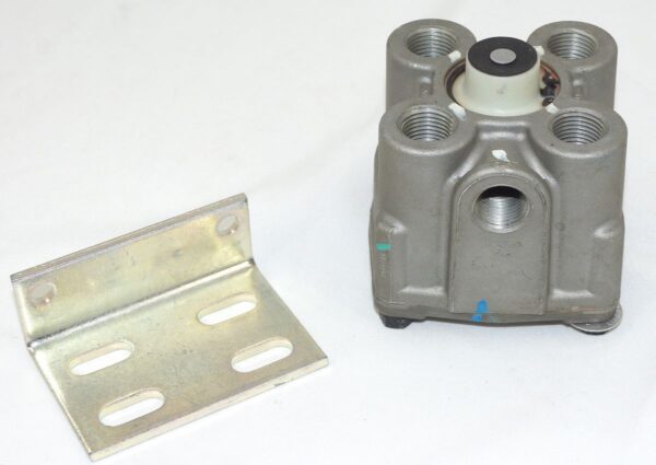 Bendix Brake Valve with Bracket 102626N