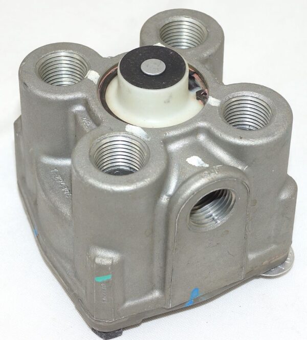 Bendix Brake Valve with Bracket 102626N - Image 2