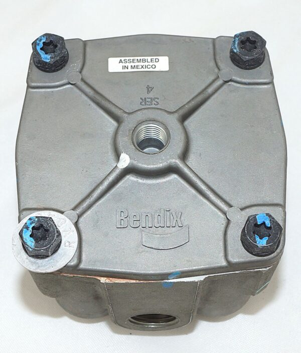 Bendix Brake Valve with Bracket 102626N - Image 4