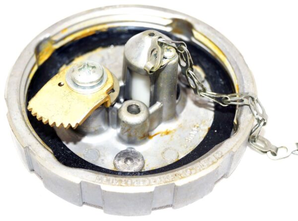 Velvac 600185-6 Aluminum Fuel Cap Female Vented Locking with Keys - Image 7