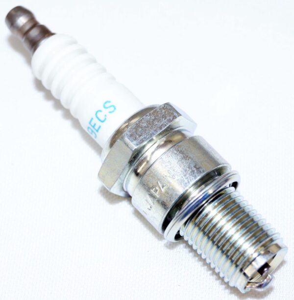 Set of 4 Genuine NGK 4677 BR9ECS Nickel Spark Plugs - Image 7