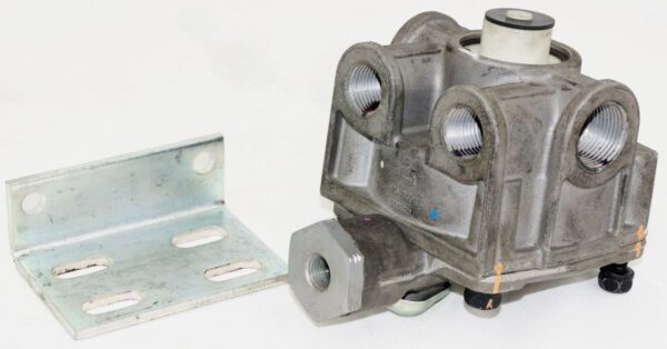 Genuine Bendix 103010N Relay Valve - Image 3